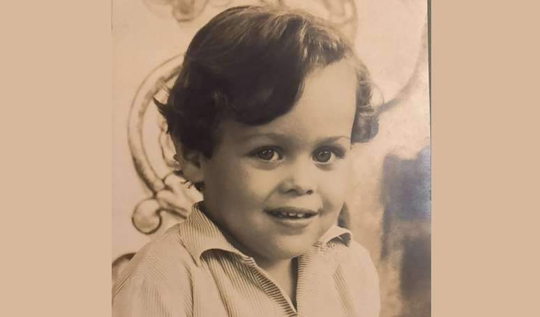 Nascido em 1967, esse menino fofo, de olhar marcante e cabelo cacheado não fazia ideia que seria vilão de famosa novela da Globo. Reconhece?.