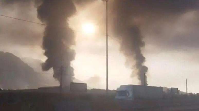 Fumaça sobe após ataques israelenses em Kermanshah, no Irã