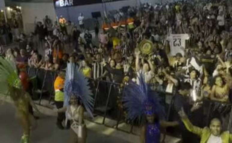 Torcida do Botafogo faz a festa em Copacabana.