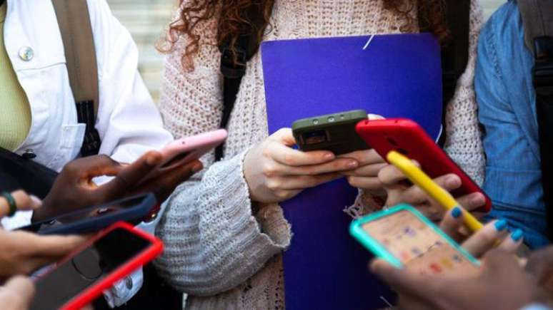 Para Bates, é necessário aumentar a regulamentação das redes sociais para proteger os mais jovens