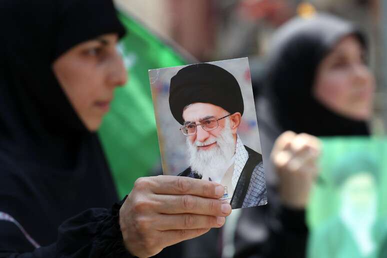 Manifestante exibe foto de Ali Khamenei em protesto em Beirute, no Líbano