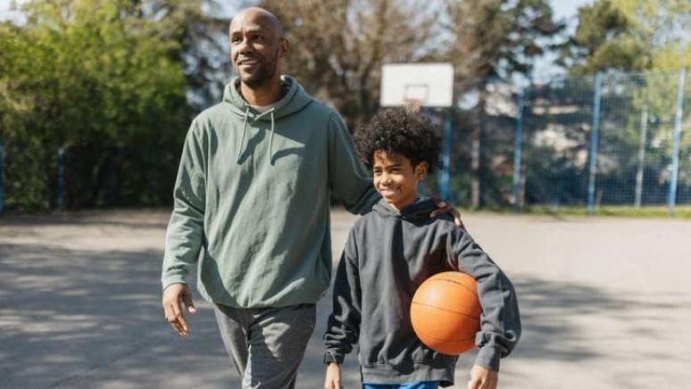 O exemplo positivo de homens mais velhos é essencial para as gerações mais jovens, pontua Bates
