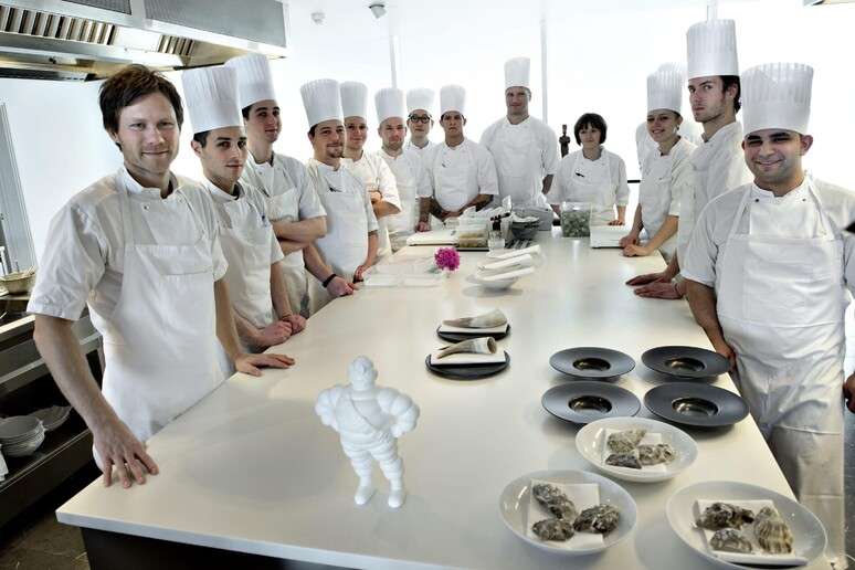 Alguns chefs fotografados em 2013 seguem em 2025 representando os 50 melhores restaurantes