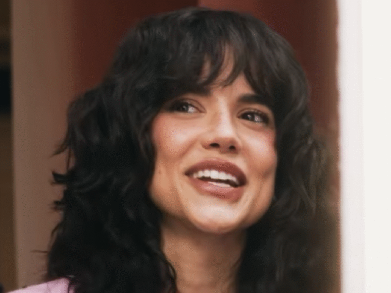 Cantora Manu Gavassi abandona alisamento e assume cabelos naturais 