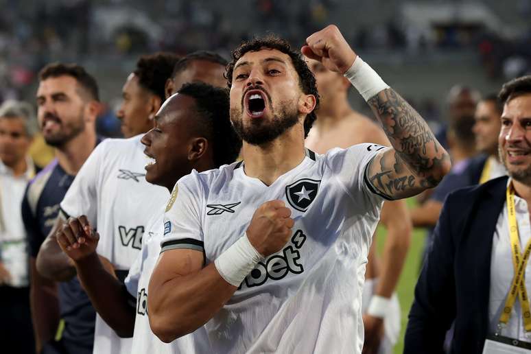 Alex Telles comemorando a vit&oacute;ria do Botafogo ap&oacute;s a partida 