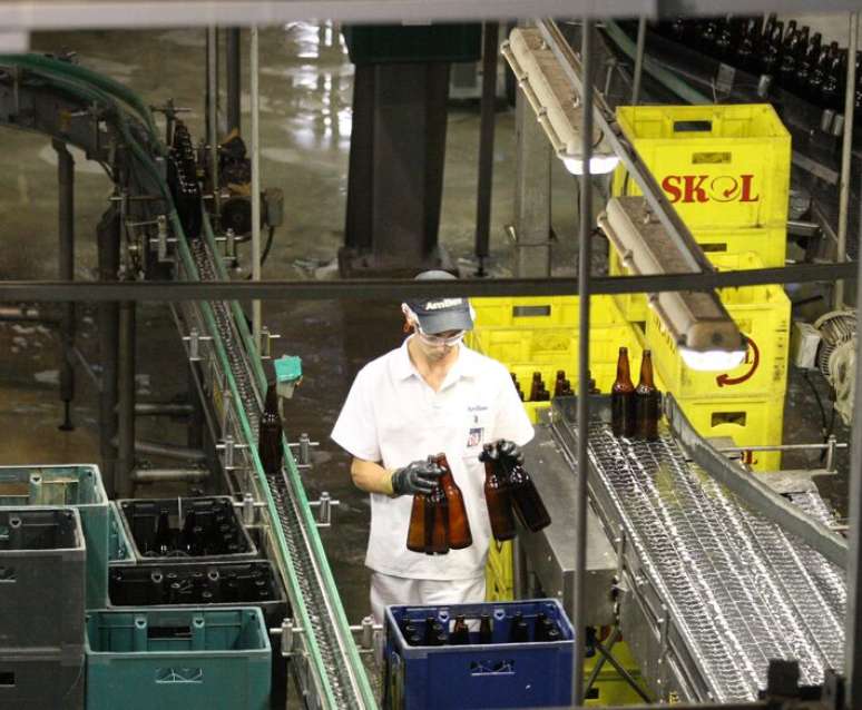 Funcionário na fábrica da Ambev /