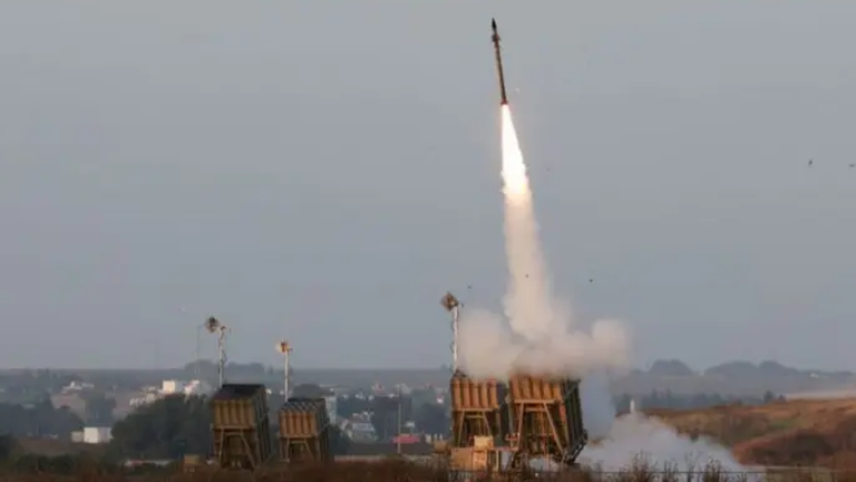 Imagem de maio de 2023 mostra lan&ccedil;amento de m&iacute;ssil a partir do Domo de Ferro israelense