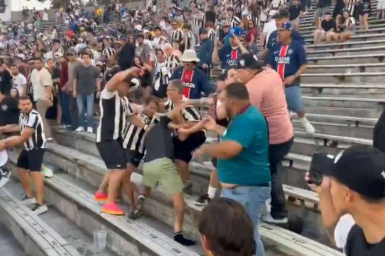 Torcedores brigaram em arquibancada