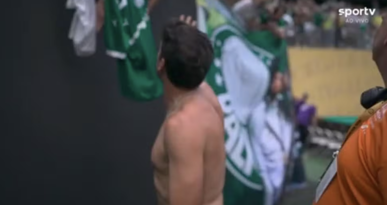 Abel Ferreira tirou a camisa para dar para torcedor do Palmeiras