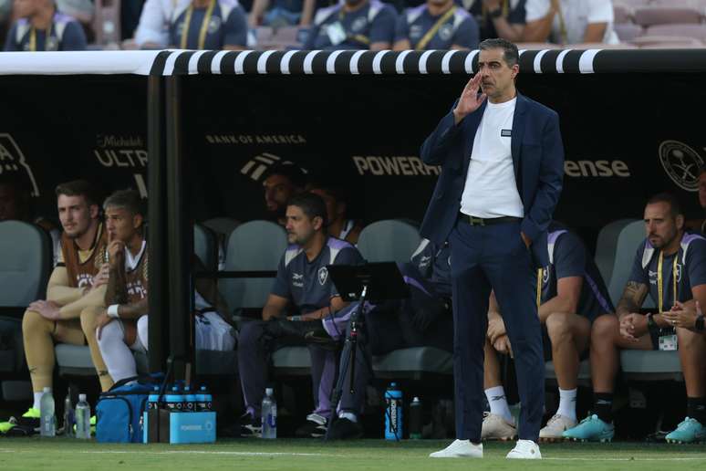 Renato Paiva orienta o time contra o PSG