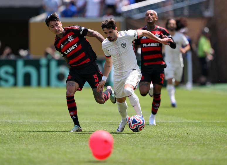 Pedro Neto, camisa 7 do Chelsea FC, é desafiado por Erick Pulgar, camisa 5 do CR Flamengo, durante a partida do Grupo D da Copa do Mundo de Clubes da FIFA