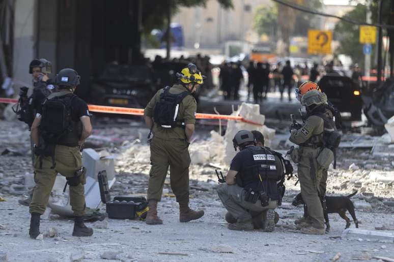 Equipes de emergência trabalham no local de um suposto ataque com mísseis iranianos em 20 de junho de 2025, em Haifa, Israel. O Irã lançou um ataque com mísseis de retaliação contra Israel na noite de 13 de junho, após uma série de ataques aéreos israelenses no início do dia, visando instalações militares e nucleares iranianas, bem como altos oficiais militares.