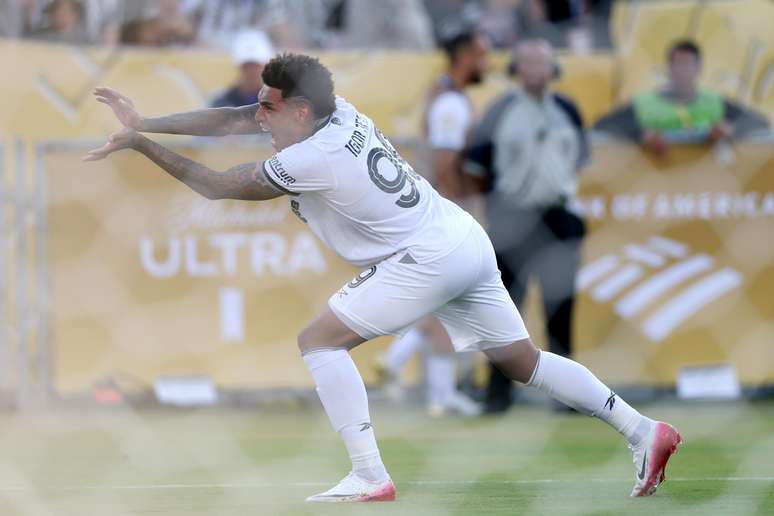Kamehameha no Rose Bowl ap&oacute;s marcar contra o PSG! O gol do Botafogo levou a torcida &agrave; loucura nos EUA.