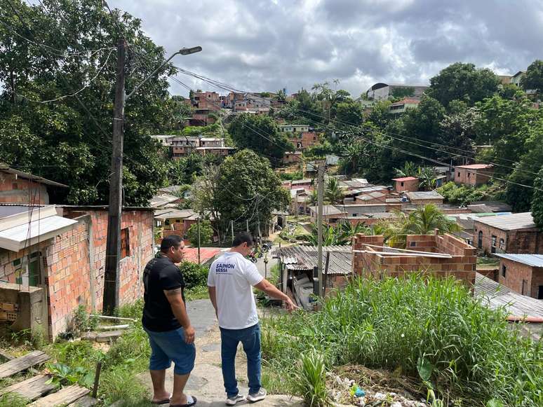 Vereador visita Novo Israel, na zona norte de Manaus, e constata falta de pavimentação, erosão e outros problema de infraestrutura.
