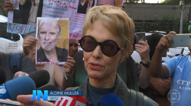A atriz Aldine Müller na saída do velório de Cuoco: poucos amigos apareceram na cerimônia