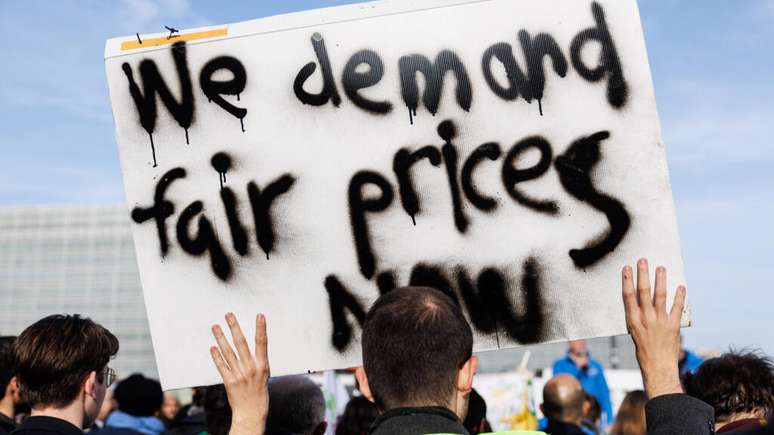 Imagem ilustrativa de um protesto de novembro de 2024, diante da sede da Comissão da União Europeia em Bruxelas, quando agricultores protestaram contra o acordo comercial UE-Mercosul, que eles temem que inundaria o bloco com produtos agrícolas mais baratos. Na placa lê-se "We demand fair prices now", ou seja, 'Exigimos preços justo agora'.