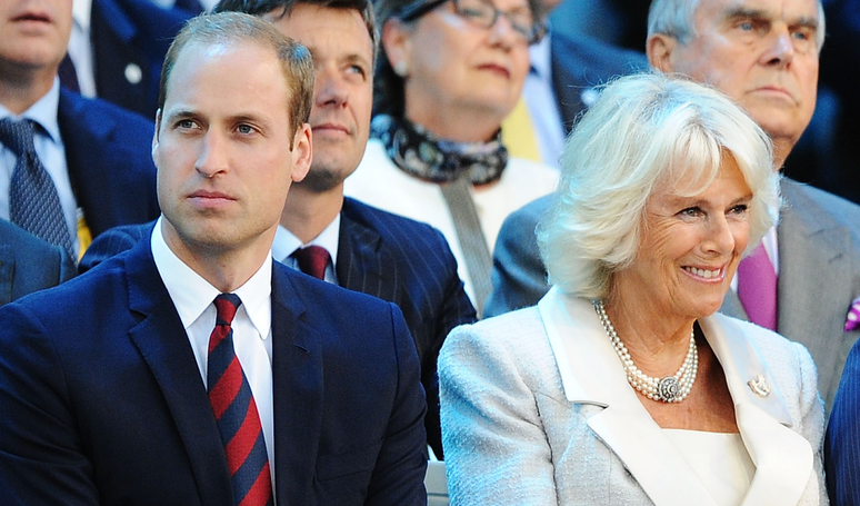 Quase ninguém sabe, mas o primeiro encontro do Príncipe William com a madrasta Camilla aconteceu 'no susto' e 9 meses após a morte de Princesa Diana.