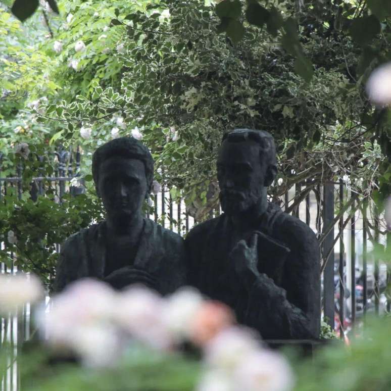Escultura de Marie e Pierre Curie no jardim de rosas do laboratório