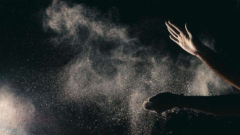A pele humana libera constantemente gases e partículas de poeira