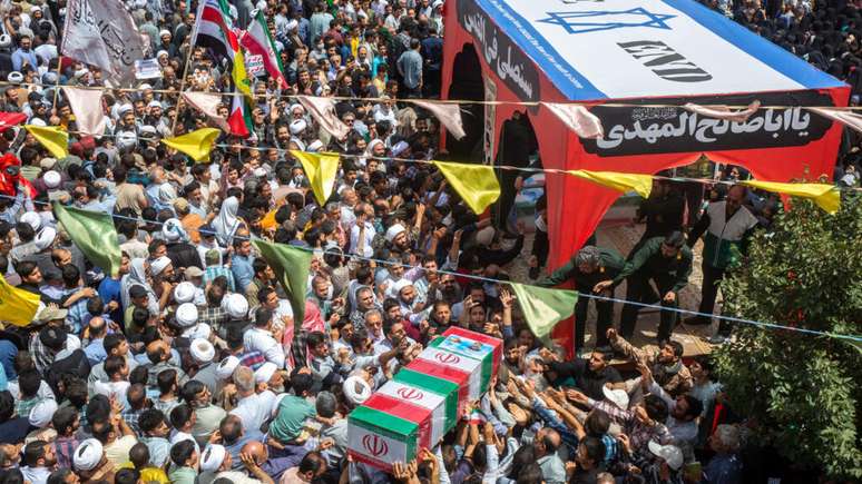 Uma multidão comparece ao funeral de vítimas de ataques israelenses, em Qom, Irã, em 20 de junho de 2025.