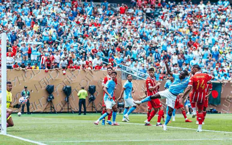 Doku chuta para fazer o segundo gol do Manchester City sobre o Wydad –