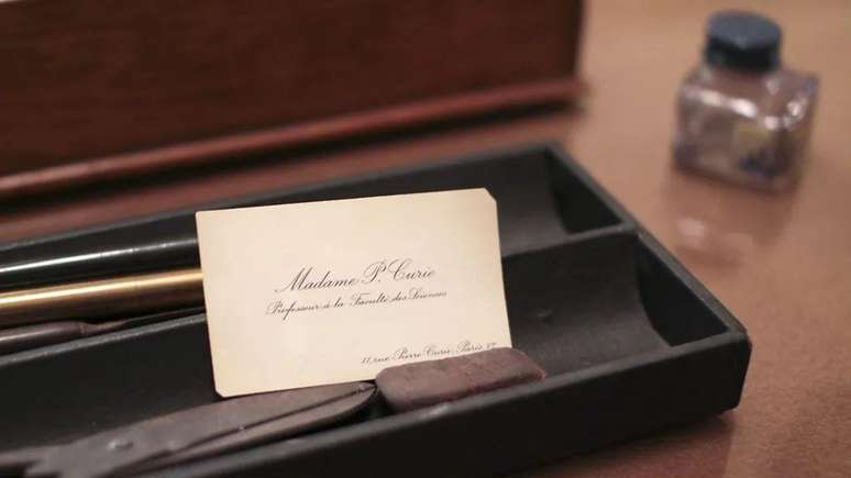 Cartão de visita usado por Marie Curie fica na mesa de seu antigo escritório em Paris