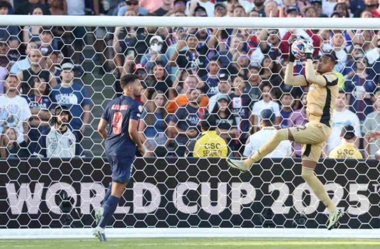 Hakimi ultrapassa a marcação do Atlético e parte para o ataque. –