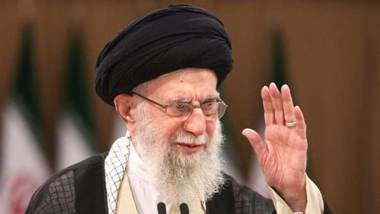 Khamenei, o líder supremo do Irã, é o comandante-chefe das Forças Armadas, que inclui o poderoso IRGC, grupo com a tarefa de defender o sistema islâmico e supervisionar os mísseis balísticos do país