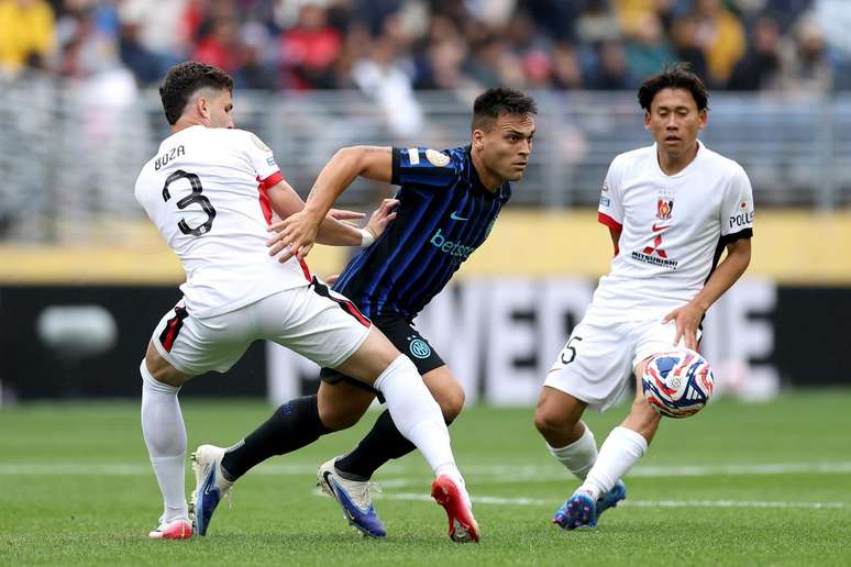 Lautaro Martínez em disputa de bola contra dois jogares do Urawa Red Diamonds