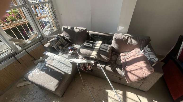 A brasileira Sarah Salomao Neta, cozinheira e guia de turismo, mora sozinha em Bat Yam, cidade que faz parte da região metropolitana de Tel Aviv. A casa dela foi destruída por um míssil iraniano que atingiu o prédio em frente.
