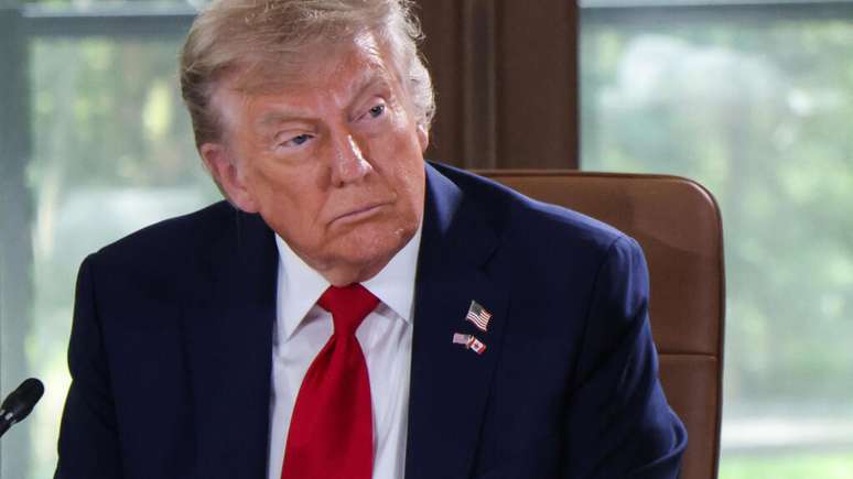 O presidente dos EUA, Donald Trump, participa de uma sessão de trabalho durante a Cúpula do G7, em Alberta, Canadá, em 16 de junho de 2025.