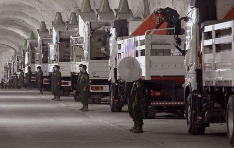 Dezenas de caminh&otilde;es carregados com m&iacute;sseis de diversos tamanhos estariam espalhados por quil&ocirc;metros de t&uacute;neis, segundo autoridades iranianas
