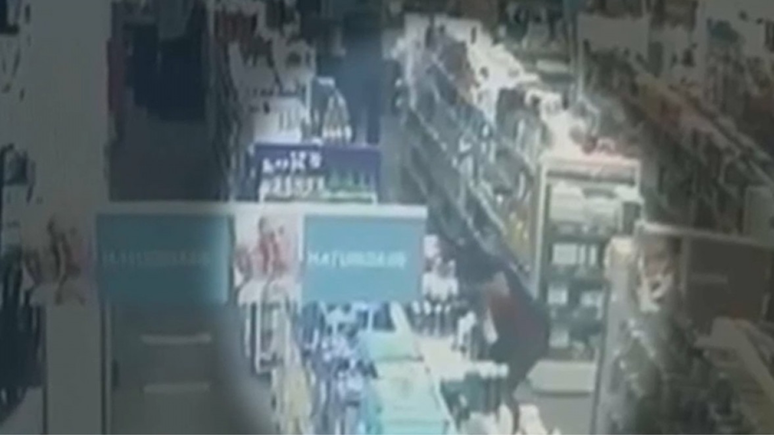 VÍDEO: Funcionário de farmácia é preso após beijar menina de 6 anos à força