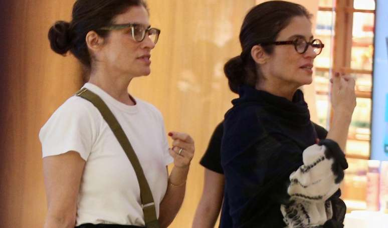 Quem é quem? Renata Vasconcellos ganha companhia da irmã gêmea, Lanza Mazza, em passeio por shopping do Rio. Fotos!.