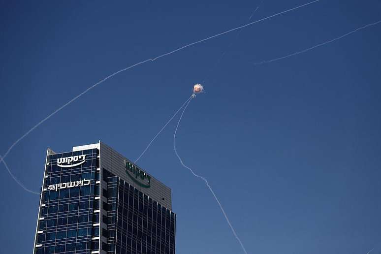 Diversos m&iacute;sseis iranianos conseguiram furar as defesas a&eacute;reas israelenses