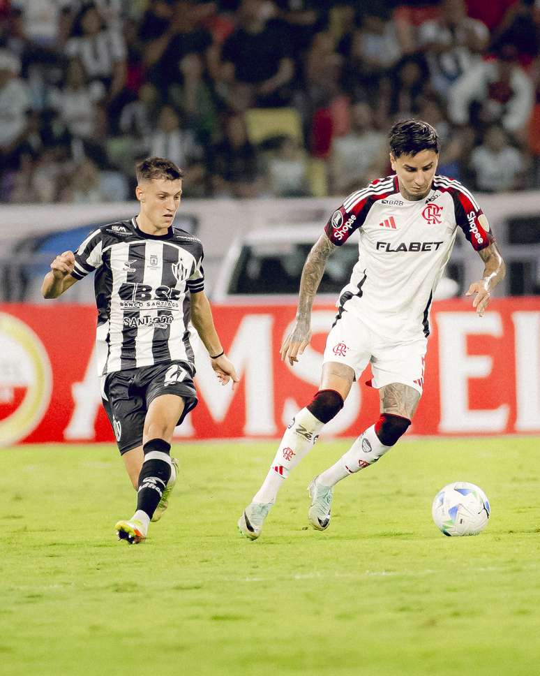 Pulgar contra o Central Cordoba.