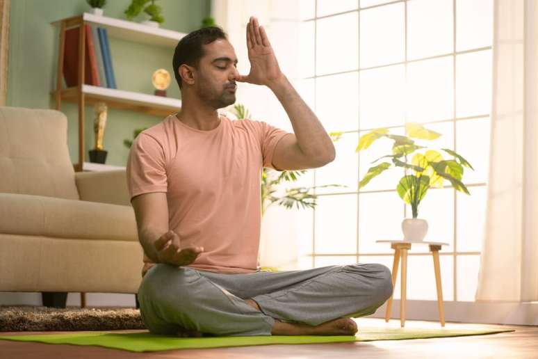 O “pranayama”, que se refere ao controle da respiração, é um dos pilares do yoga 