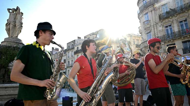 Uma banda se apresenta na Place de la Comedie, na cidade de Montpellier, no sul do país, durante o festival anual de música de rua da França, a Fête de la Musique, em 21 de junho de 2025. (Foto de GABRIEL BOUYS / AFP)