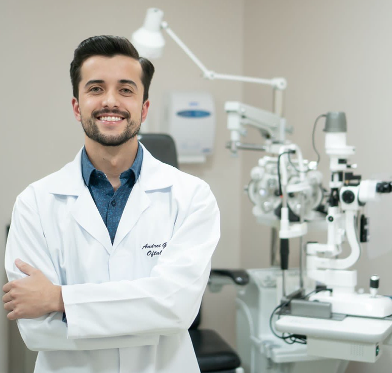 O médico oftalmologista Andrei de Melo