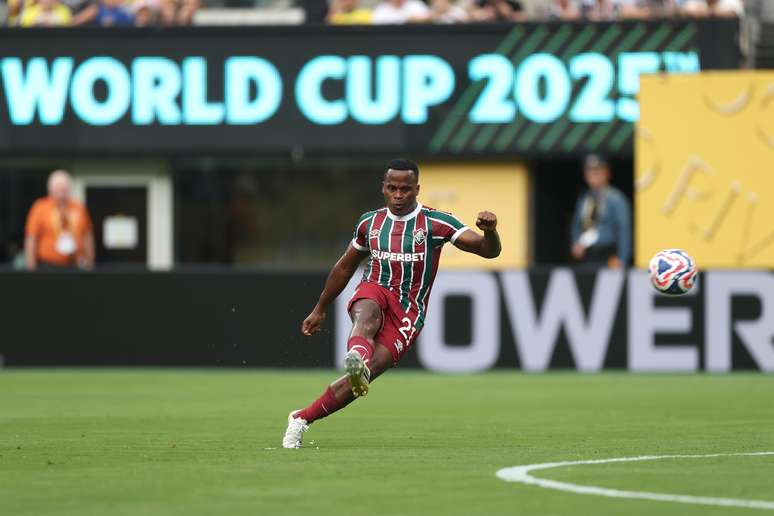 Cobrando falta com categoria, Arias manda no canto do goleiro e abre o placar para o Fluminense no Metlife!