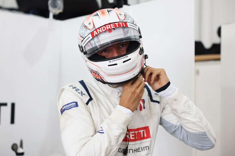 Formula E: Jake Dennis wins the first pole of the season