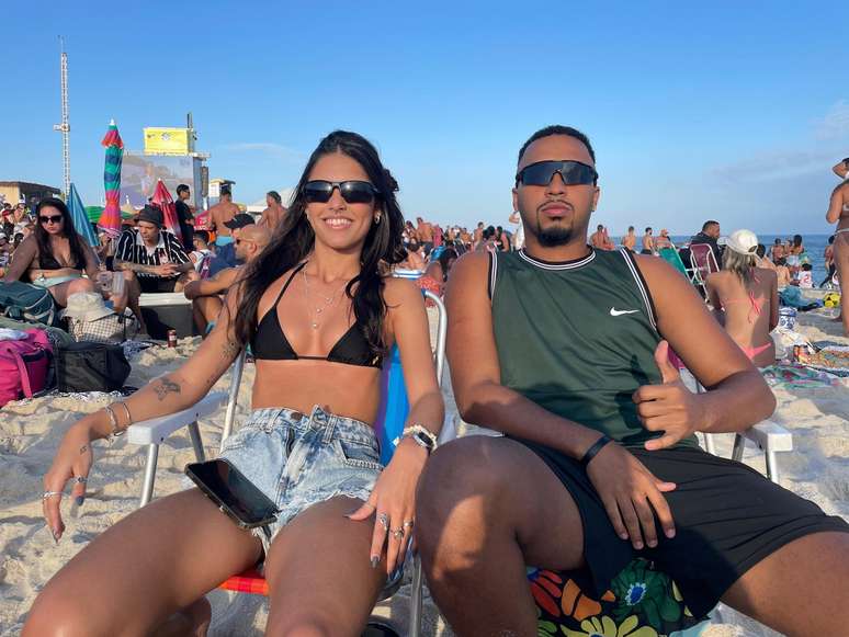 Vitor Pessanha e Rychyele Fernandes curtem a praia de Itaúna, em Saquarema, no Rio. 