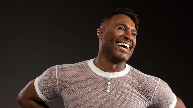 Fred Nic&aacute;cio busca espalhar o amor durante o M&ecirc;s do Orgulho LGBTQIAPN+/