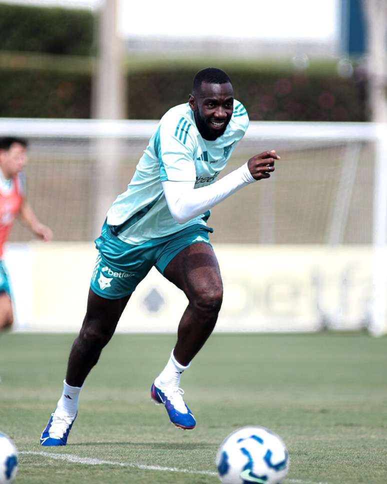 Bolasie em treino pelo Cruzeiro 