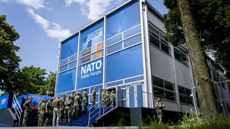 Militares da Otan chegam ao Fórum Mundial antes da cúpula de dois dias da OTAN, em Haia, em 22 de junho de 2025. Pela primeira vez desde a fundação da OTAN em 1949, a Holanda sediará uma cúpula da OTAN de 24 a 25 de junho. As decisões que os membros da OTAN tomam nessas cúpulas são importantes para a paz e a segurança internacionais – especialmente em tempos de tantos conflitos no mundo, como a guerra na Ucrânia.