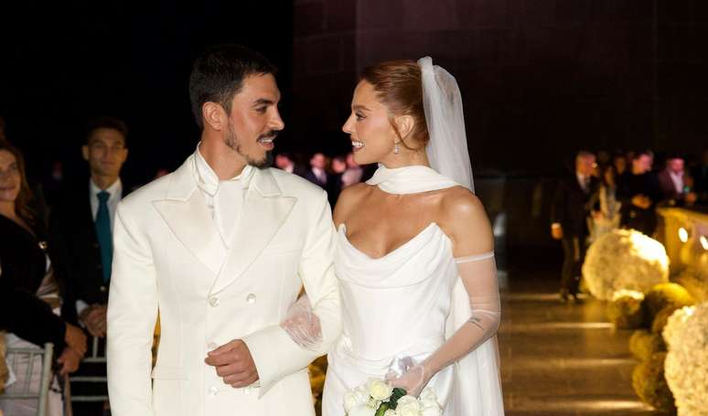 Giovanna Lancellotti and Gabriel David wedding photos: wedding dress, kiss and emotion of the couple in +15 images