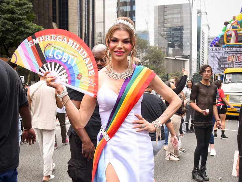 Léo Aquila marca presença na parada LGBTQIA+ 