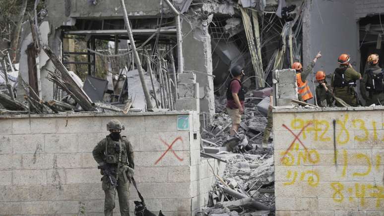 Iranian missiles are launched on Israel in retaliation after US bombings in Iran