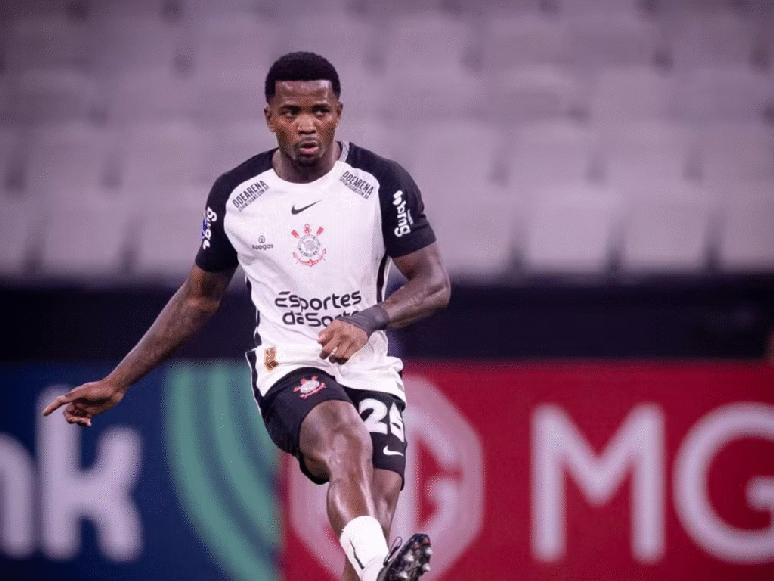 Zagueiro Cacá em ação pelo Corinthians 