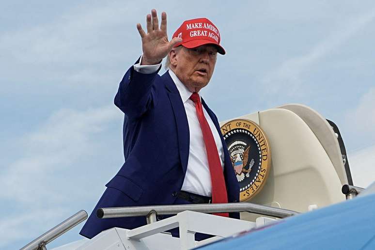 O presidente dos Estados Unidos, Donald Trump, embarca no Air Force One 
